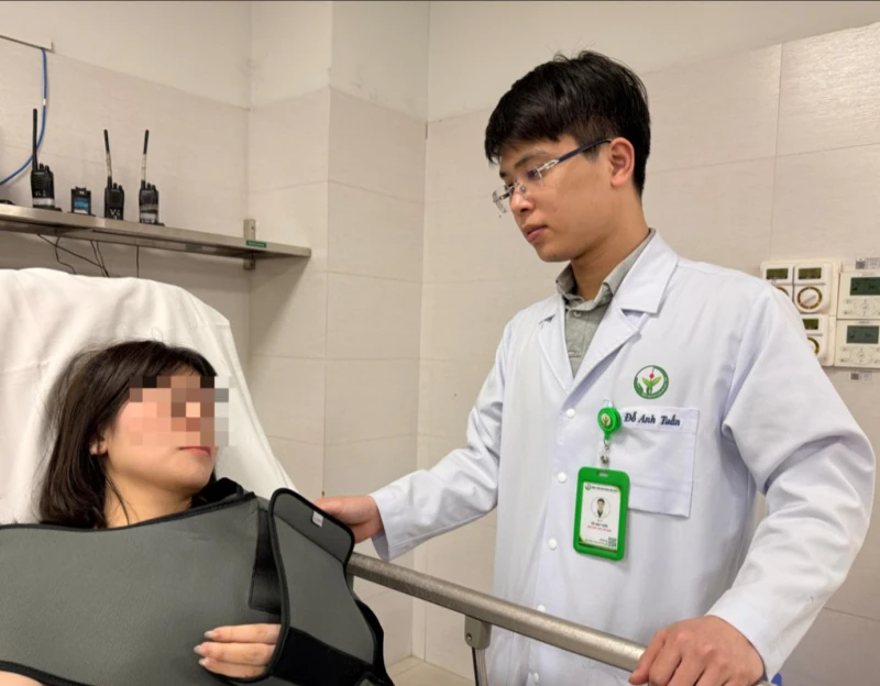 Vụ xe khách lao xuống vực sâu 100m: Bệnh viện Việt Đức cấp cứu 4 nạn nhân Vụ xe khách lao xuống vực sâu 100m: Bệnh viện Việt Đức cấp cứu 4 nạn nhân