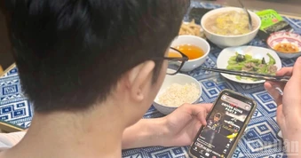 Vừa ăn vừa xem điện thoại: Thói quen “nhìn thì vô hại” nhưng là “thủ phạm” khiến tăng cân, béo phì