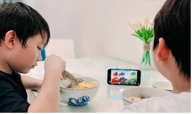Vừa ăn vừa xem điện thoại: Thói quen “nhìn thì vô hại” nhưng là “thủ phạm” khiến tăng cân, béo phì Vừa ăn vừa xem điện thoại: Thói quen “nhìn thì vô hại” nhưng là “thủ phạm” khiến tăng cân, béo phì