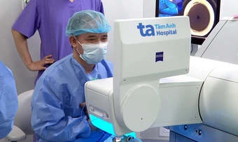Vừa cận vừa lão thị có mổ mắt được không? - Báo TinVina
