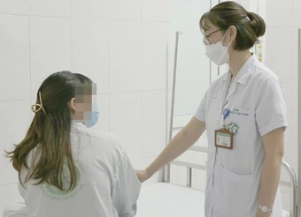 'Vực sâu' ngoài ban công và cuộc vượt cạn vô hình của người mẹ trẻ