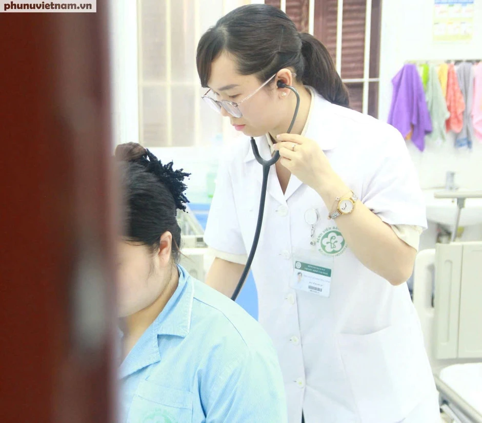 'Vực sâu' ngoài ban công và cuộc vượt cạn vô hình của người mẹ trẻ 'Vực sâu' ngoài ban công và cuộc vượt cạn vô hình của người mẹ trẻ