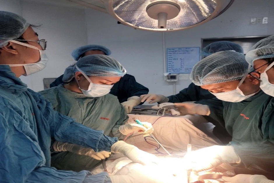 Vượt nửa vòng Trái Đất về Việt Nam mổ khối u hiếm, lớn như trẻ 2 tháng tuổi Vượt nửa vòng Trái Đất về Việt Nam mổ khối u hiếm, lớn như trẻ 2 tháng tuổi