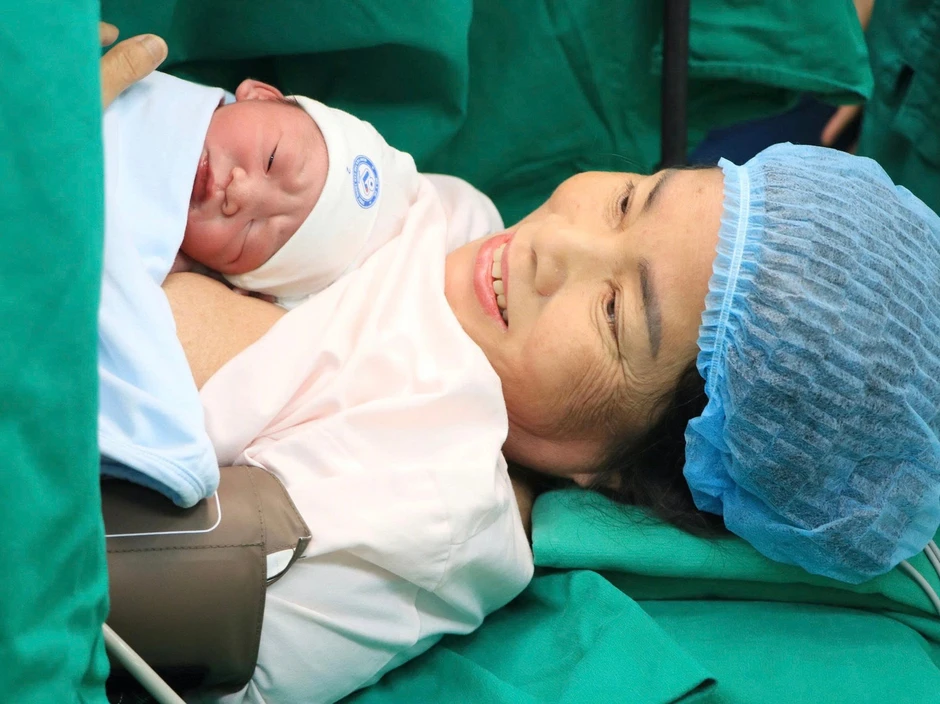 Vượt qua ranh giới tuổi tác, sản phụ 60 tuổi sinh con an toàn