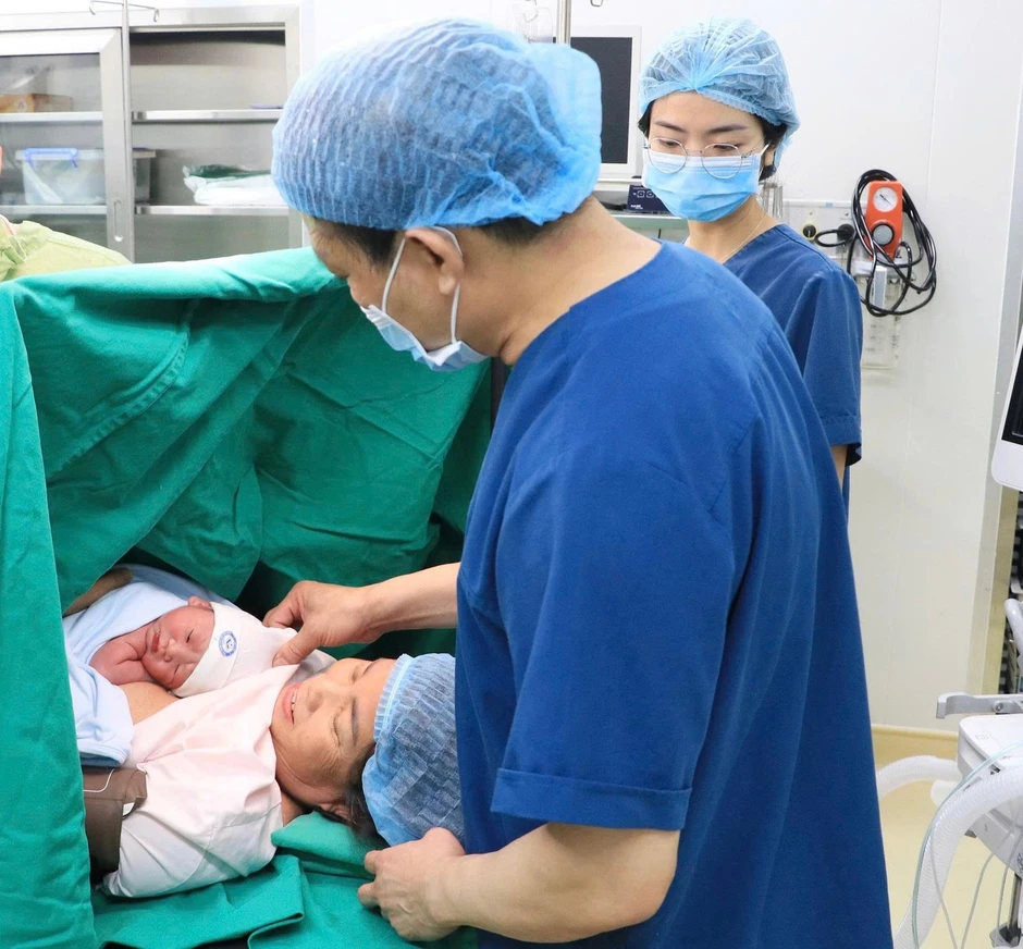 Vượt qua ranh giới tuổi tác, sản phụ 60 tuổi sinh con an toàn