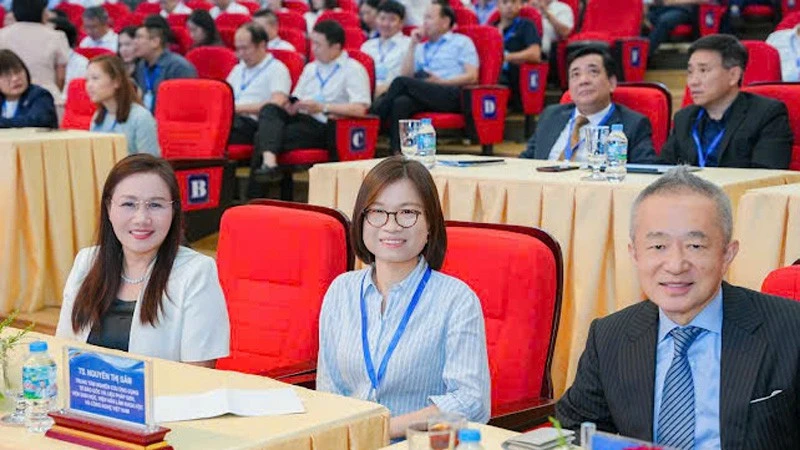 Xây dựng hệ thống y tế hiện đại, công bằng, chất lượng, hiệu quả, bền vững Xây dựng hệ thống y tế hiện đại, công bằng, chất lượng, hiệu quả, bền vững