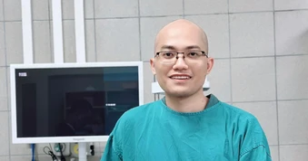 Xong ca mổ, bác sĩ quay sang đồng nghiệp: 'Mẹ anh vừa mất, anh xin về trước nhé'