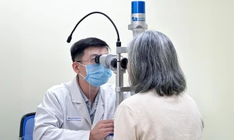Xuất huyết kết mạc kèm phù hoàng điểm - Báo TinVina