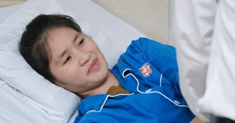 Xúc động khoảnh khắc giám đốc bệnh viện thăm cô giáo mất chân khi cứu học trò