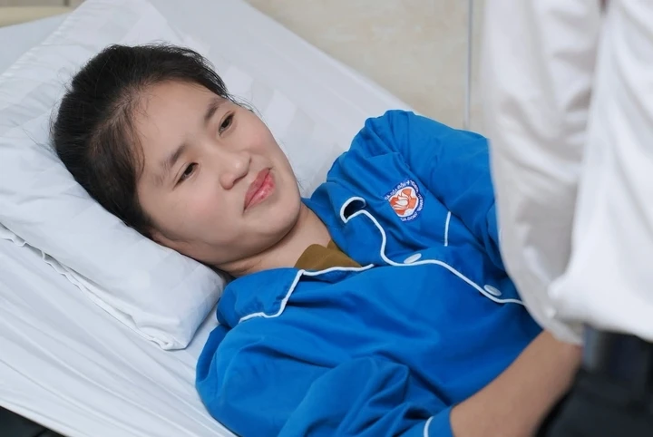 Xúc động khoảnh khắc giám đốc bệnh viện thăm cô giáo mất chân khi cứu học trò Xúc động khoảnh khắc giám đốc bệnh viện thăm cô giáo mất chân khi cứu học trò