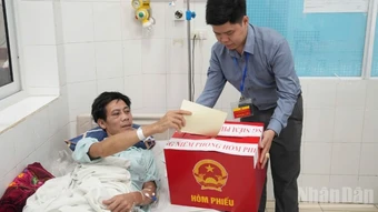Xúc động những lá phiếu được bỏ ngay tại giường bệnh