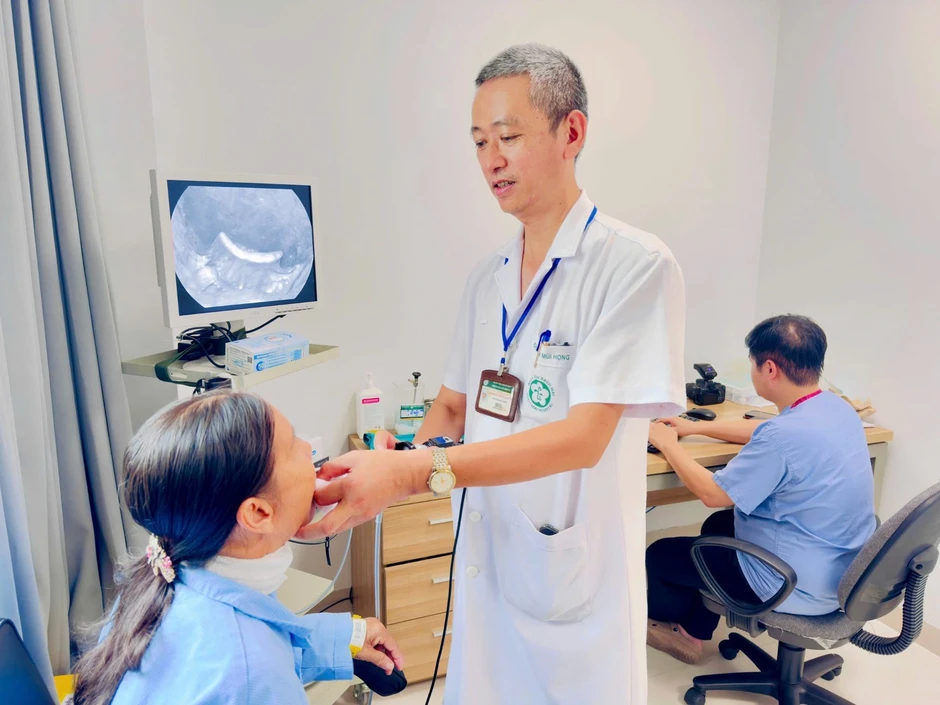 Xương cá xuyên thành thực quản, mắc kẹt trong vùng hạ họng suốt 16 ngày Xương cá xuyên thành thực quản, mắc kẹt trong vùng hạ họng suốt 16 ngày