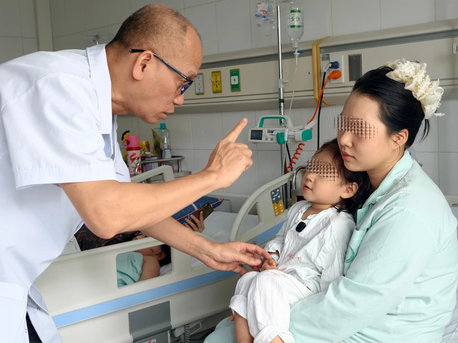 Xuyên đêm cứu bé gái 2,5 tuổi bị que xiên thịt đâm sát não Xuyên đêm cứu bé gái 2,5 tuổi bị que xiên thịt đâm sát não