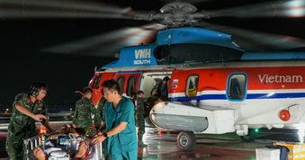 Xuyên lễ bay trực thăng đưa bệnh nhân từ Trường Sa về đất liền điều trị