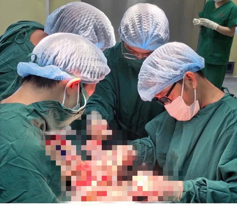 Xuyên lễ bay trực thăng đưa bệnh nhân từ Trường Sa về đất liền điều trị Xuyên lễ bay trực thăng đưa bệnh nhân từ Trường Sa về đất liền điều trị