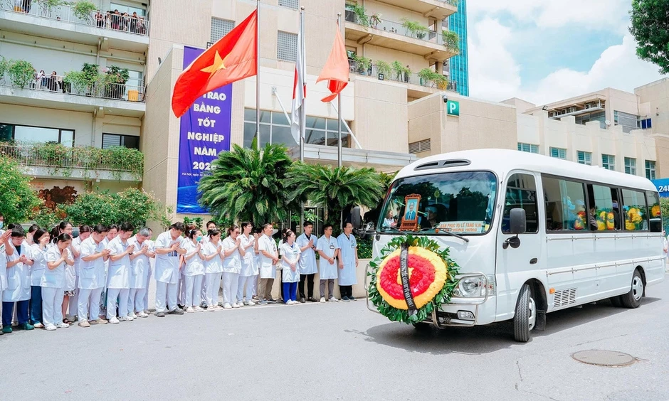 Y bác sĩ Bạch Mai tiễn biệt 'cây đại thụ' hồi sức cấp cứu Vũ Văn Đính Y bác sĩ Bạch Mai tiễn biệt 'cây đại thụ' hồi sức cấp cứu Vũ Văn Đính