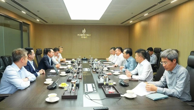 “Báu vật” chứa 17 tỷ m3 khí cùng 74 triệu thùng dầu ngoài khơi Việt Nam đang được các ông lớn dầu khí hợp sức đưa về bờ “Báu vật” chứa 17 tỷ m3 khí cùng 74 triệu thùng dầu ngoài khơi Việt Nam đang được các ông lớn dầu khí hợp sức đưa về bờ