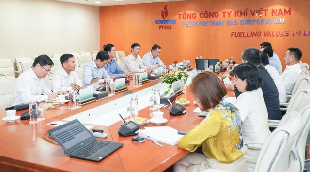 “Báu vật” chứa 17 tỷ m3 khí cùng 74 triệu thùng dầu ngoài khơi Việt Nam đang được các ông lớn dầu khí hợp sức đưa về bờ “Báu vật” chứa 17 tỷ m3 khí cùng 74 triệu thùng dầu ngoài khơi Việt Nam đang được các ông lớn dầu khí hợp sức đưa về bờ