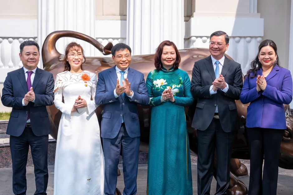 3 nữ tướng Nguyễn Thanh Phượng, Nguyễn Thị Phương Thảo, Nguyễn Thị Mai Thanh cùng xuất hiện tại Lễ đánh cồng 3 nữ tướng Nguyễn Thanh Phượng, Nguyễn Thị Phương Thảo, Nguyễn Thị Mai Thanh cùng xuất hiện tại Lễ đánh cồng
