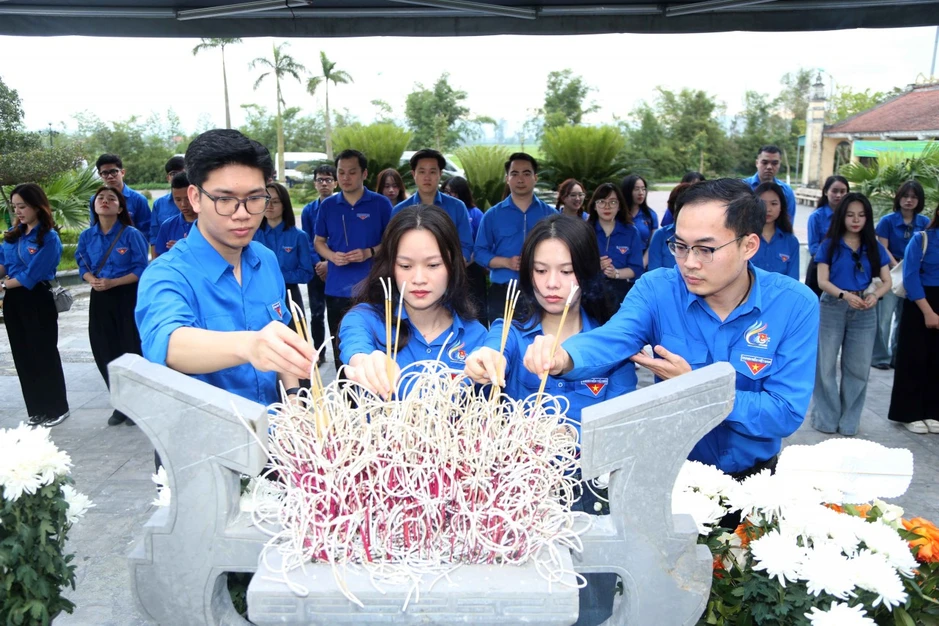 4 chi đoàn thuộc Đoàn Thanh niên Bộ Tài chính hành trình "Theo dấu lịch sử - thắp lửa lý tưởng thanh niên" 4 chi đoàn thuộc Đoàn Thanh niên Bộ Tài chính hành trình "Theo dấu lịch sử - thắp lửa lý tưởng thanh niên"