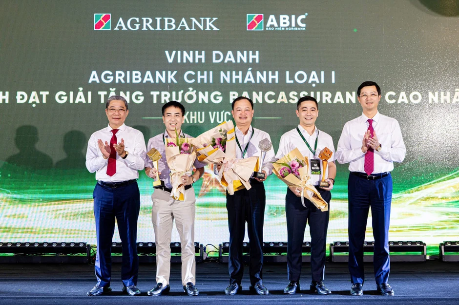 ABIC cùng Agribank: Tôn vinh những "chiến binh" trên hành trình “vững bước vươn xa” tại khu vực 2 ABIC cùng Agribank: Tôn vinh những "chiến binh" trên hành trình “vững bước vươn xa” tại khu vực 2