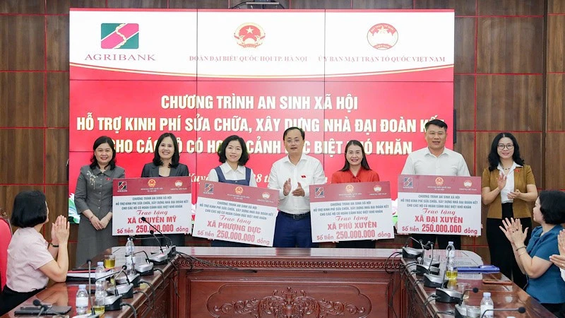 Agribank cùng Đoàn đại biểu Quốc hội thành phố Hà Nội trao 1 tỷ đồng hỗ trợ xây dựng Nhà Đại đoàn kết Agribank cùng Đoàn đại biểu Quốc hội thành phố Hà Nội trao 1 tỷ đồng hỗ trợ xây dựng Nhà Đại đoàn kết