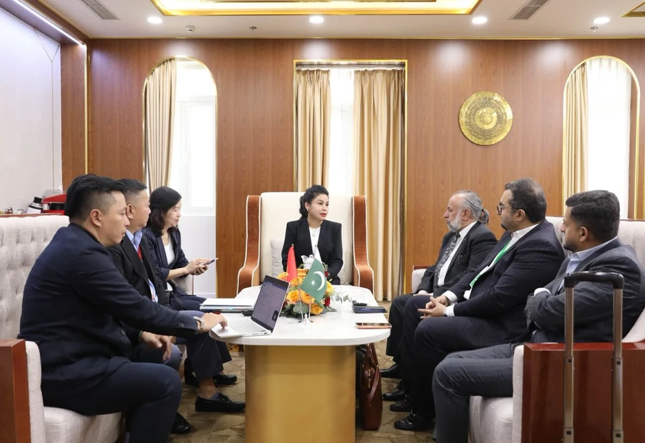 Bà Lê Hoàng Diệp Thảo bất ngờ đón đoàn khách đặc biệt, có đại diện “ông lớn” Mỹ nắm khối tài sản hơn 1,6 triệu tỷ đồng Bà Lê Hoàng Diệp Thảo bất ngờ đón đoàn khách đặc biệt, có đại diện “ông lớn” Mỹ nắm khối tài sản hơn 1,6 triệu tỷ đồng