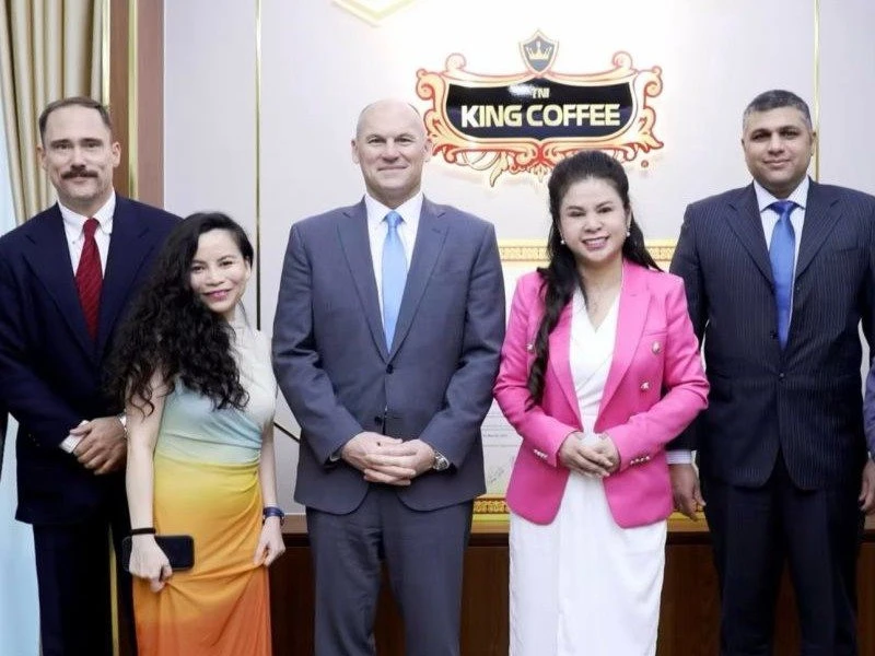 Bà Lê Hoàng Diệp Thảo bất ngờ đón đoàn khách đặc biệt, có đại diện “ông lớn” Mỹ nắm khối tài sản hơn 1,6 triệu tỷ đồng Bà Lê Hoàng Diệp Thảo bất ngờ đón đoàn khách đặc biệt, có đại diện “ông lớn” Mỹ nắm khối tài sản hơn 1,6 triệu tỷ đồng
