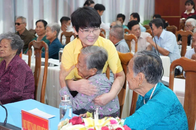 Bà Phạm Thu Hương lần đầu lên tiếng về Quỹ hơn 46.000 tỷ đồng của Vingroup, giúp đỡ hàng nghìn người VN Bà Phạm Thu Hương lần đầu lên tiếng về Quỹ hơn 46.000 tỷ đồng của Vingroup, giúp đỡ hàng nghìn người VN