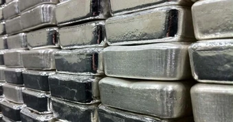 Bạc "bốc hơi" 50% sau đỉnh lịch sử: Nên đầu tư dài hạn hay lướt sóng?