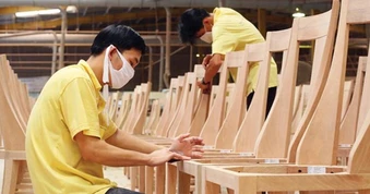 Bản tin tài chính 26/8: Canada đáp trả thuế quan Mỹ; xuất khẩu gỗ Việt đạt hơn 10 tỷ USD