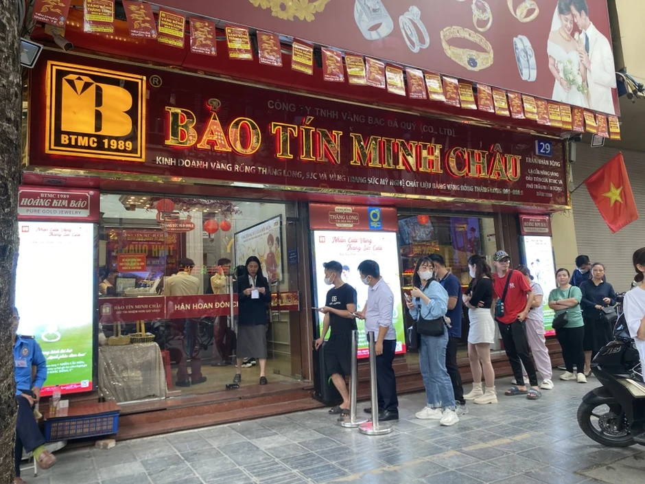 Bảo Tín Minh Châu mở cửa trở lại, 'không nhận tiền trước, trả vàng sau'