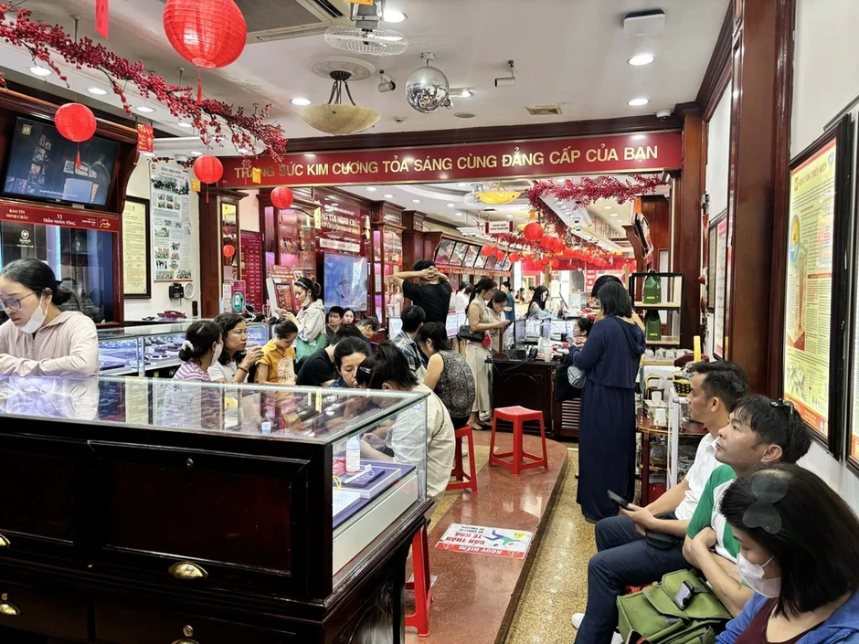 Bảo Tín Minh Châu mở cửa trở lại, 'không nhận tiền trước, trả vàng sau'