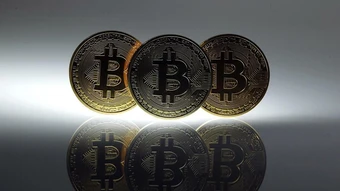 Bitcoin tăng hơn 40%, vượt xa vàng và chứng khoán