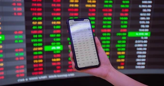 Bộ đôi cổ phiếu LPBank, Vingroup dẫn dắt đà tăng thị trường chứng khoán