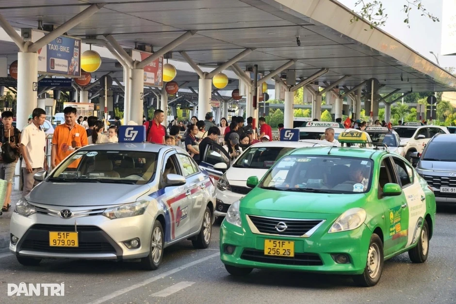 Bộ Tài chính lên tiếng về phản ánh taxi phải xuất hóa đơn từng chuyến Bộ Tài chính lên tiếng về phản ánh taxi phải xuất hóa đơn từng chuyến
