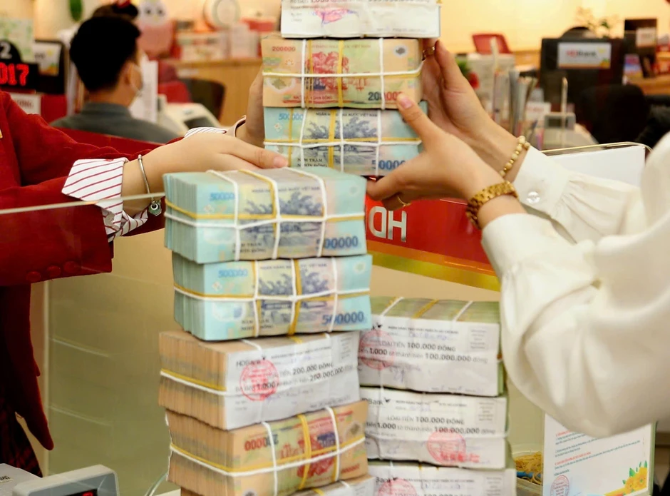 Cách nào kéo giảm lãi suất: Chờ đòn bẩy từ chính sách tài khóa
