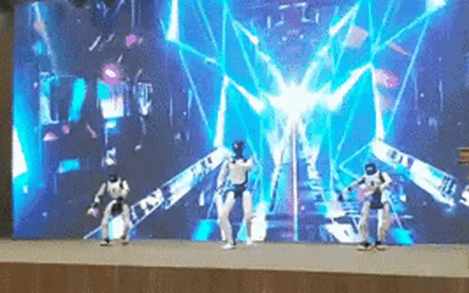 Cận cảnh robot Trung Quốc đến Hà Nội nhảy múa “Hello Vietnam”, giá bán hơn 1 tỷ đồng