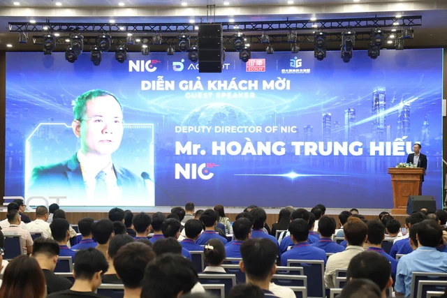 Cận cảnh robot Trung Quốc đến Hà Nội nhảy múa “Hello Vietnam”, giá bán hơn 1 tỷ đồng