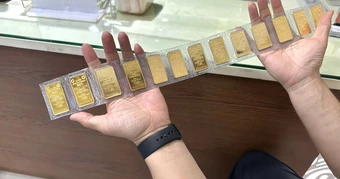 Chốt lời vàng, dòng tiền đổ vào USD