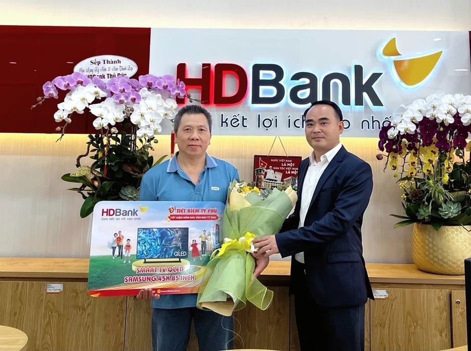 Chủ nhân giải thưởng 3 tỷ đồng chương trình “Tiết kiệm Tỷ phú” tại HDBank lộ diện Chủ nhân giải thưởng 3 tỷ đồng chương trình “Tiết kiệm Tỷ phú” tại HDBank lộ diện