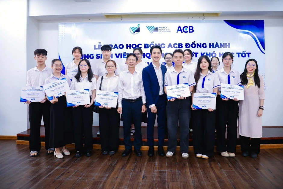 Chủ tịch ACB Trần Hùng Huy kỳ vọng sinh viên tiêu biểu sẽ trở thành lãnh đạo doanh nghiệp hàng đầu Chủ tịch ACB Trần Hùng Huy kỳ vọng sinh viên tiêu biểu sẽ trở thành lãnh đạo doanh nghiệp hàng đầu