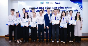 Chủ tịch ACB Trần Hùng Huy kỳ vọng sinh viên tiêu biểu sẽ trở thành lãnh đạo doanh nghiệp hàng đầu