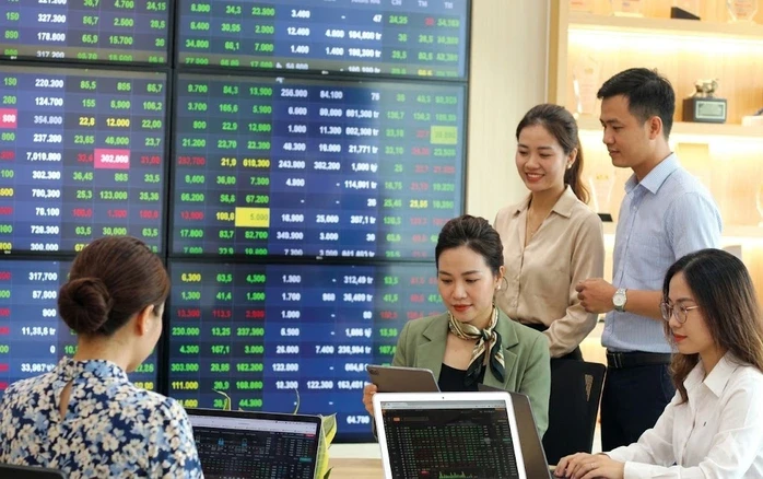 Chứng khoán 18-5: Dòng tiền lớn quay lại, ngân hàng và dầu khí dẫn sóng Chứng khoán 18-5: Dòng tiền lớn quay lại, ngân hàng và dầu khí dẫn sóng
