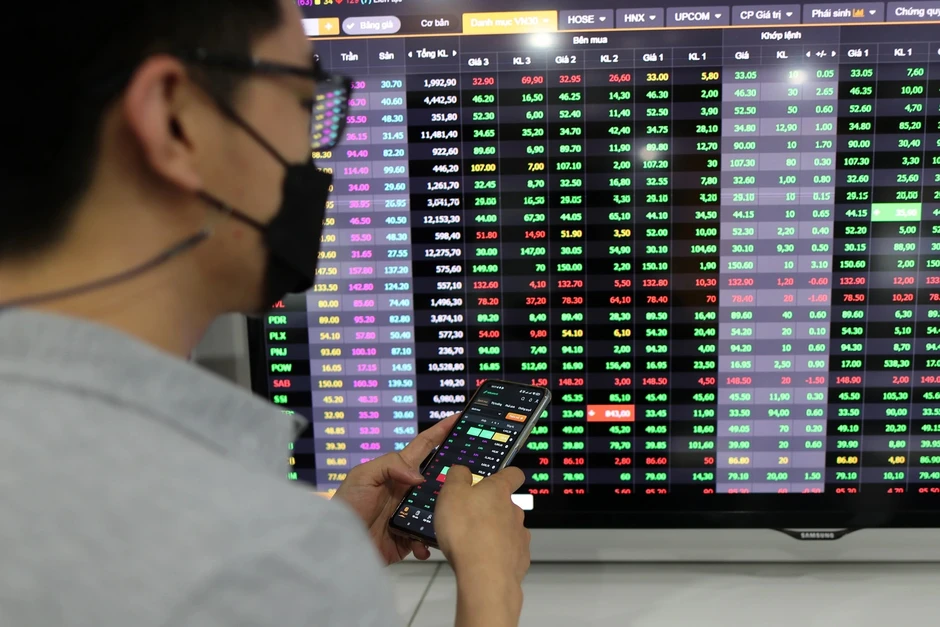 Chứng khoán giảm điểm, "cá mập" tung tiền gom cổ phiếu Chứng khoán giảm điểm, "cá mập" tung tiền gom cổ phiếu