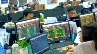 Chứng khoán ngày 17/8: Thanh khoản sụt giảm mạnh, VN-Index tiếp tục mất điểm
