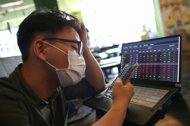 Chứng khoán ‘rơi tự do’ hơn 50 điểm rồi bất ngờ kéo ngược phút cuối Chứng khoán ‘rơi tự do’ hơn 50 điểm rồi bất ngờ kéo ngược phút cuối