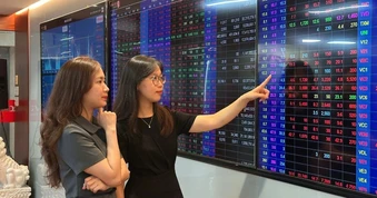 Chứng khoán tháng 8: Định giá giảm sâu, nhà đầu tư có nên "bắt đáy"?