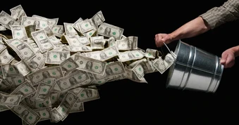 Chuyên gia chỉ ra thói quen nhỏ hàng ngày khiến bạn mất 5.000 USD mỗi năm