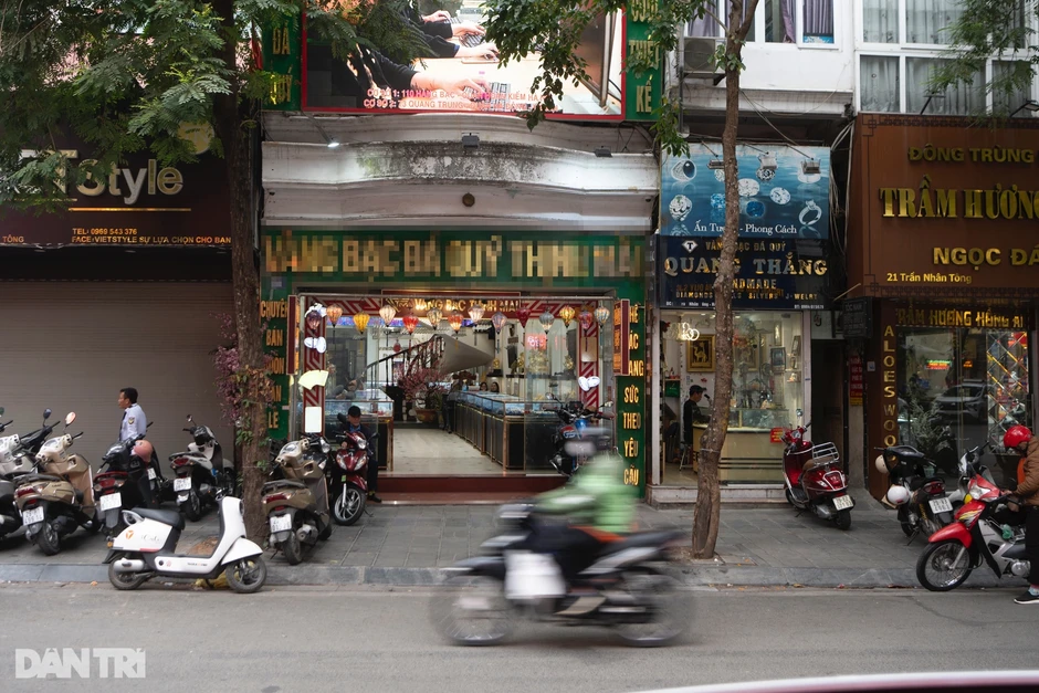 Chuyên gia lý giải việc giá vàng biến động chưa từng có Chuyên gia lý giải việc giá vàng biến động chưa từng có